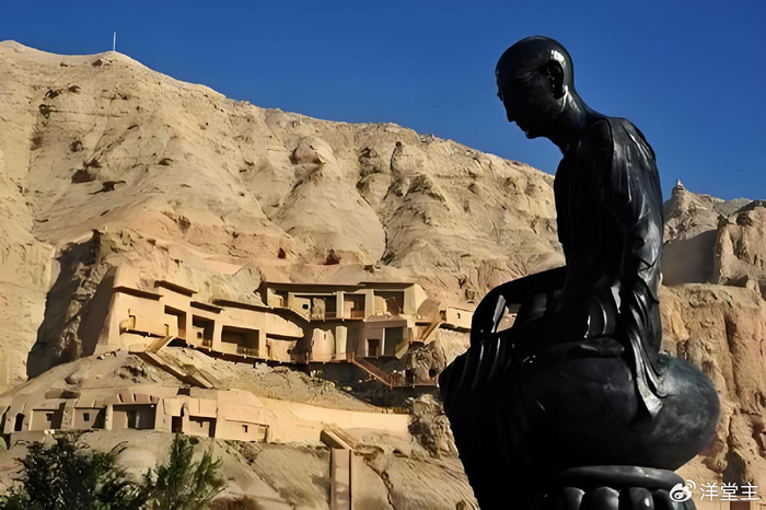 再往西北走三百里,过一个沙丘,便是凌山.