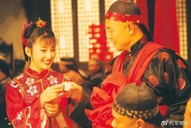 她先恋大25岁张铁林,再嫁大23岁李子雄,如今41岁过得怎样?|雅琦|法提麦·雅琦|俊杰|吴京|暧昧_新浪娱乐_新浪新闻