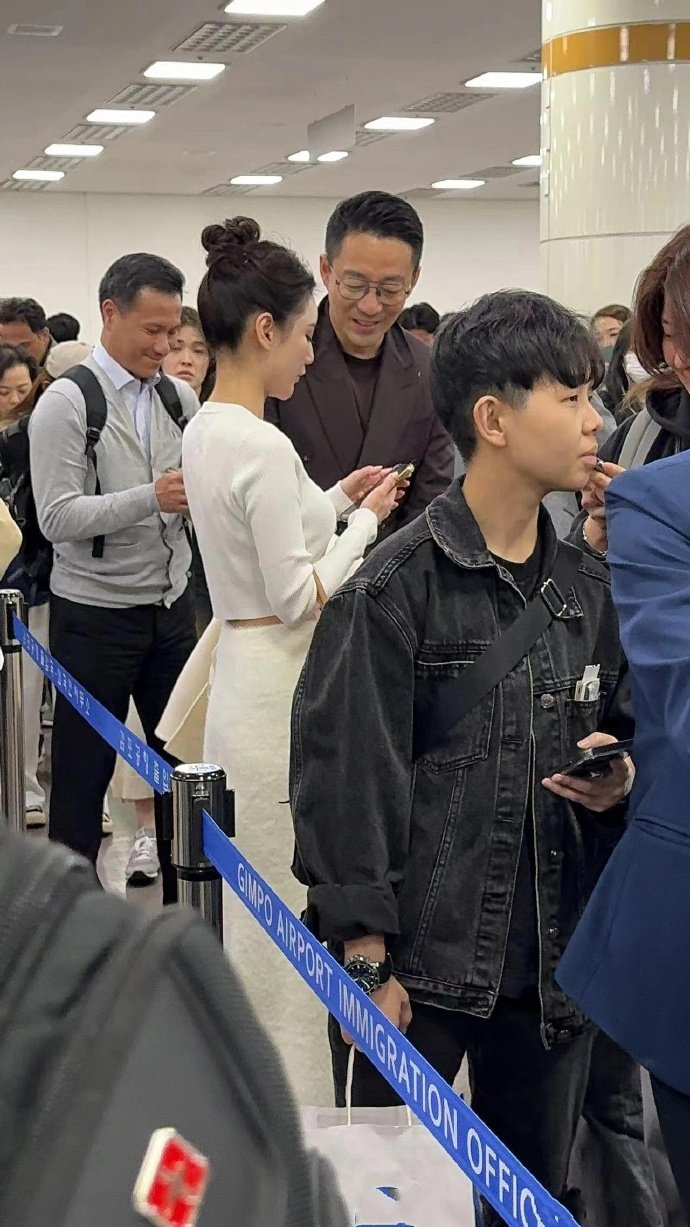 搭配白色的紧身长裙,虽然汪小菲的未婚妻马筱梅看起来没有大s有气质