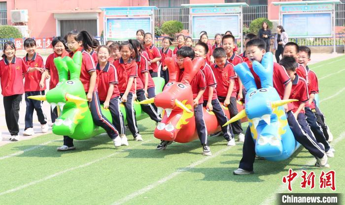 "龙舟"竞渡,"五"彩纳福……端午节到来前夕,河北省衡水市安平县各中