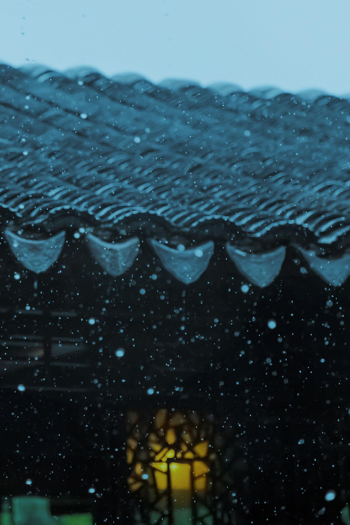 溪窗一灯照我卧听清雨成眠