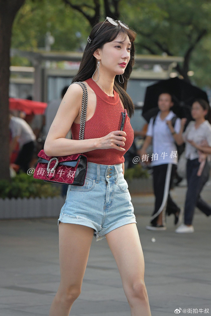 性感美女穿着甜辣的挂脖背心出街