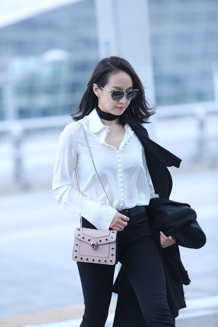 宋茜机场路透,白衬衫修身裤真的太显身材了
