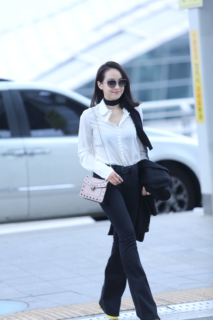 宋茜机场路透,白衬衫修身裤真的太显身材了