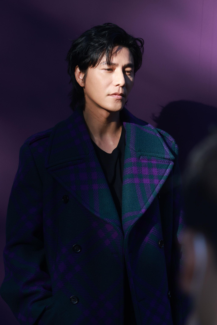 陈坤今日活动造型,紫绿色格子大衣优雅又高贵,光影下更显精致五官,这
