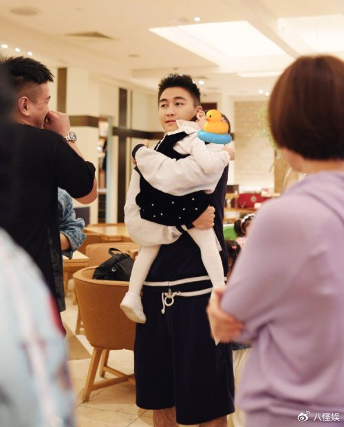 与女粉丝合照身材高大如180,嘴唇苍白引担忧|何猷君|奚梦瑶|身材_新浪