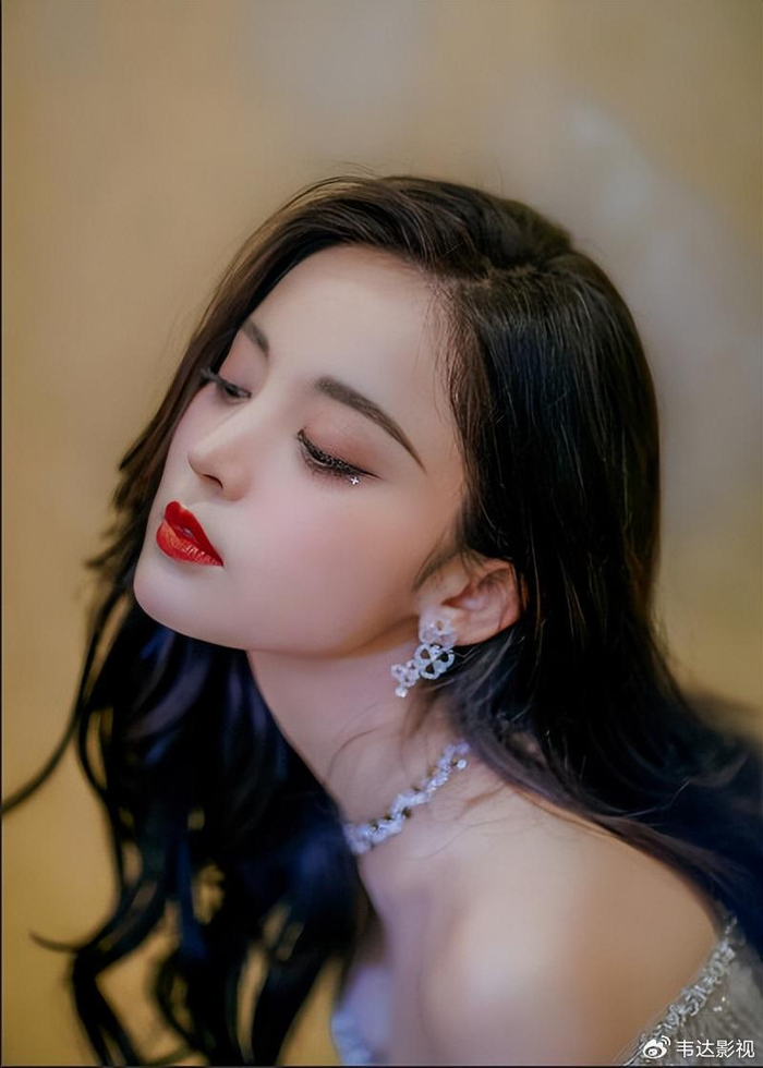 31岁古力娜扎魅力四射,一颦一笑太倾城!