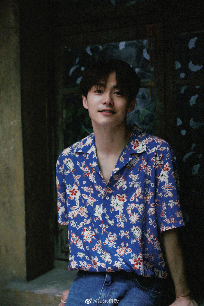 吃轻轨的旅行玩家马天宇上线蓝色花衬衫太适合这个季节了