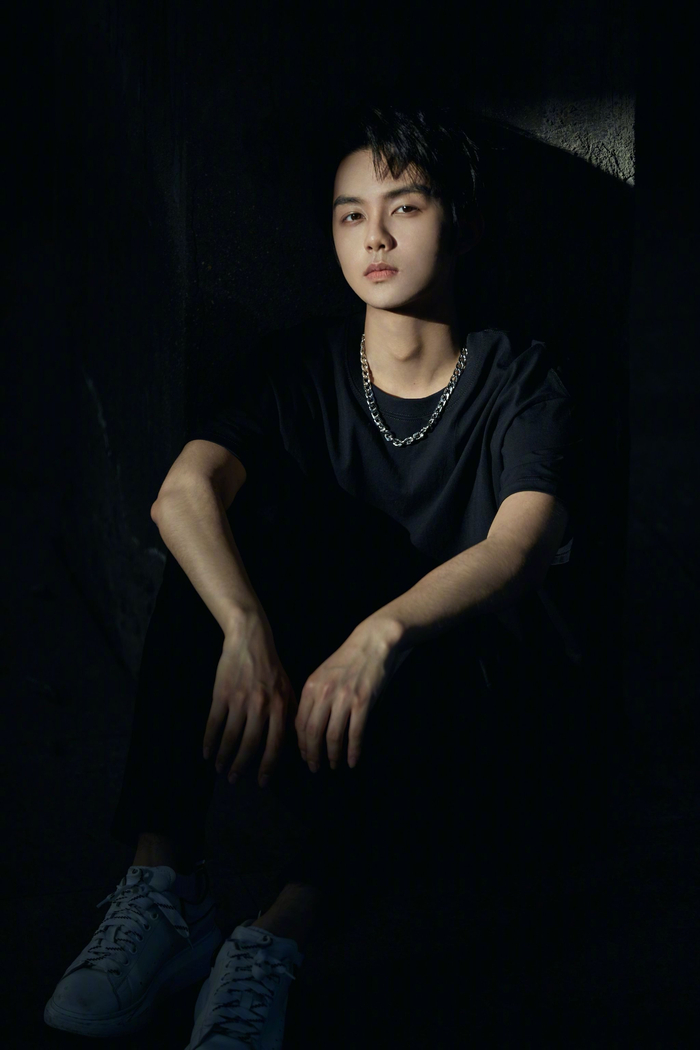 啊宝藏男孩演员黄毅这组图帅惨了鲨疯了