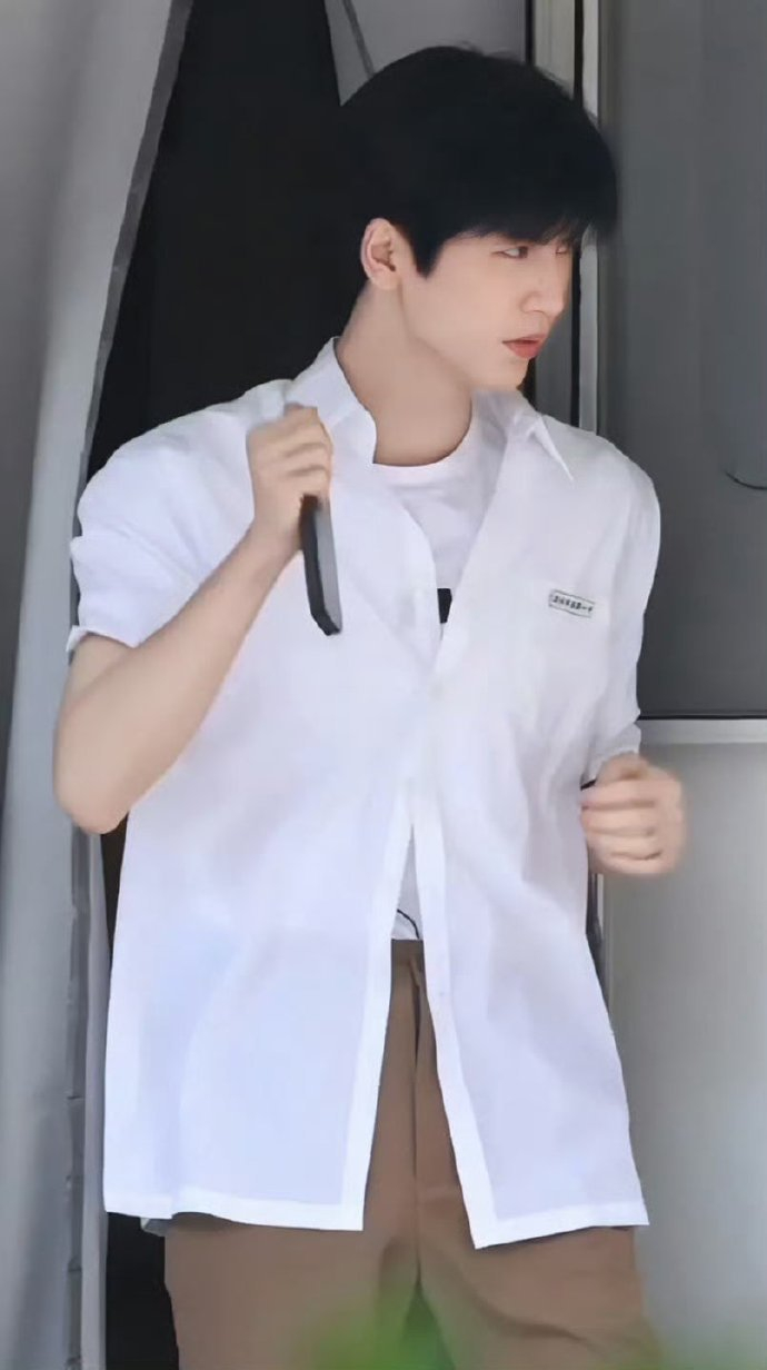 白衬衫男高感拉满,谁能不被张凌赫的白衬衫校服造型给帅气到,满分清爽