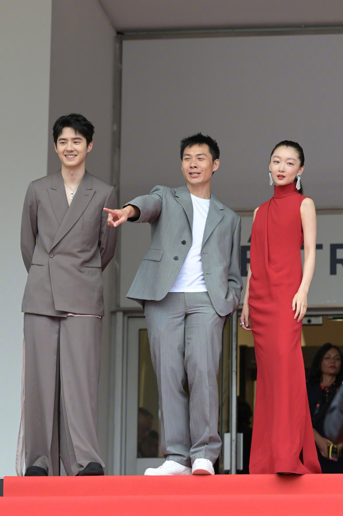 《燃冬》戛纳电影节首映,刘昊然的西装有粉色飘带,很别致|刘昊然|戛纳电影节|燃冬_新浪新闻