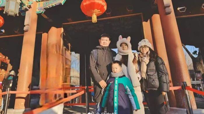 只准用“老人机”家规，“三孩”爸爸把女儿送进了北大