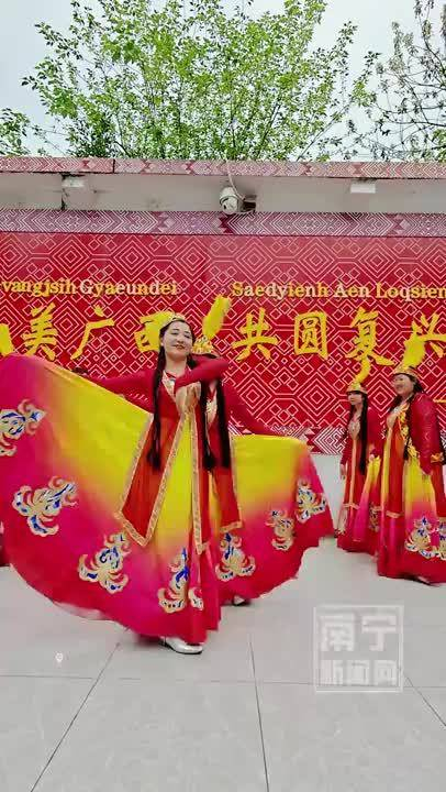 维族姑娘献上热舞,邀请您来共度广西三月三_手机新浪网