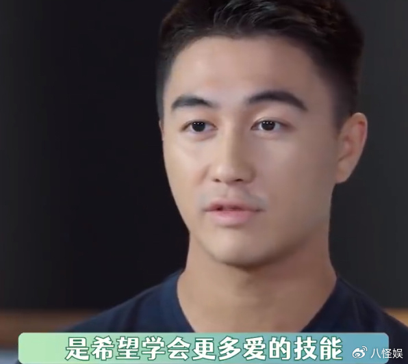 何猷君香港被偶遇,与女粉丝合照身材高大如180,嘴唇苍白引担忧__财经