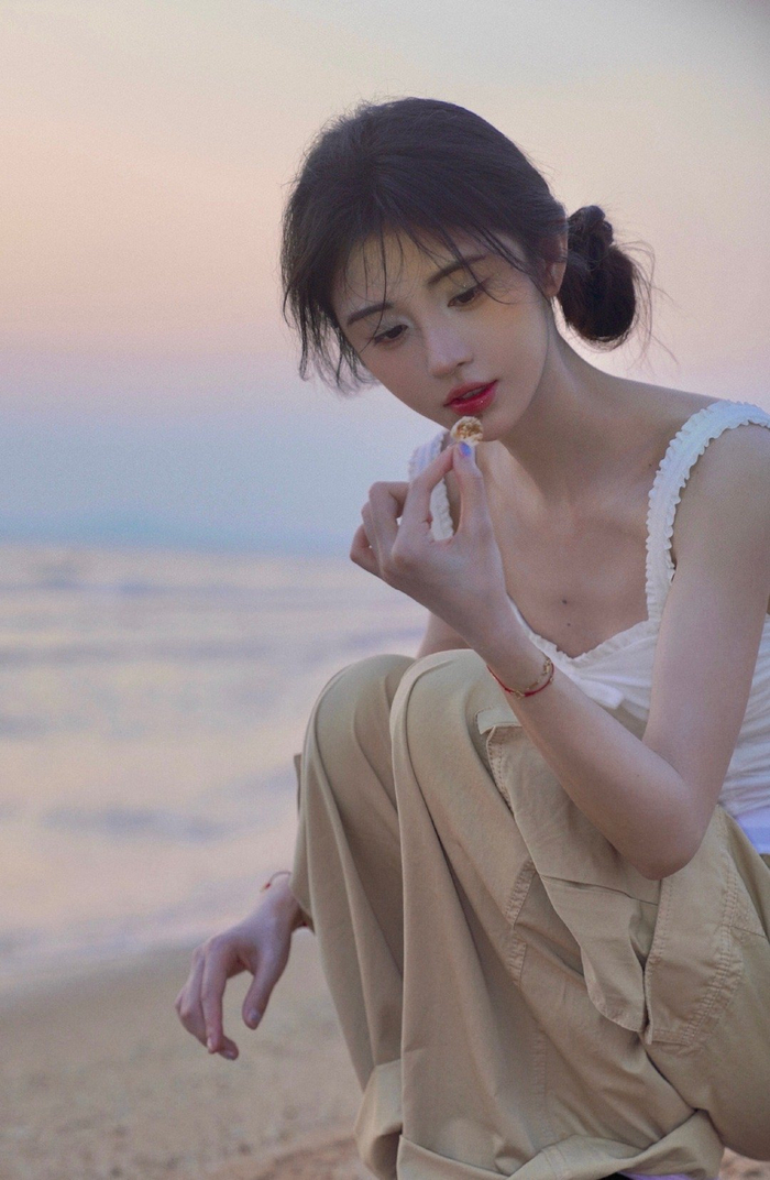 鞠婧祎假期随拍,海边温柔可爱小鞠