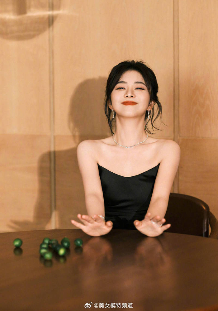 谭松韵对镜灿笑优雅甜美