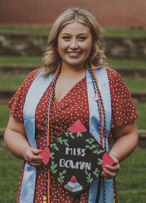 美国24岁女老师与17岁学生,发生不当行为,被家长报警将入狱90天|鲍曼