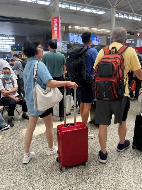 王子文前任吴永恩上海看展获短发美女陪伴女伴打扮时髦引关注