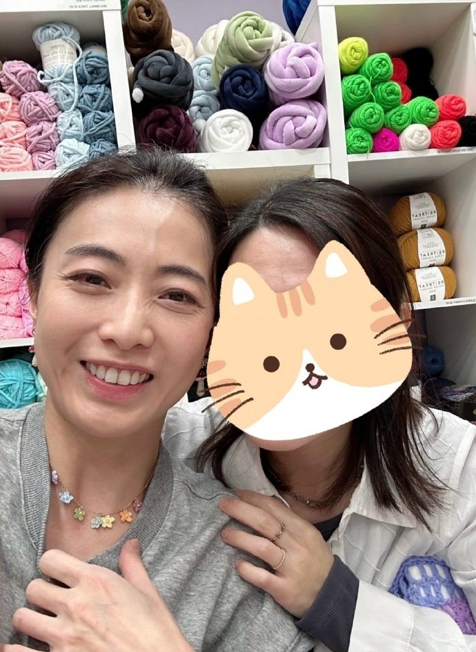 阔太甘比高清怼脸照曝光鱼尾纹和皱纹很多不老美女也苍老了