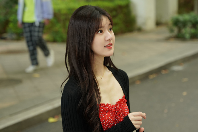 赵露思在偷偷藏不住中饰演的桑稚大学穿搭也太有感觉了