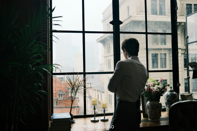 许凯背影这么绝的吗?看得出来的肌肉线条!穿衬衫太帅了!