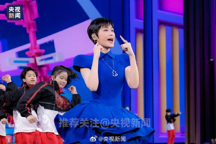 转存!李宇春春晚高清大图|春节联欢晚会|央视|造型|一起玩|一起China Fun_新浪娱乐_新浪新闻