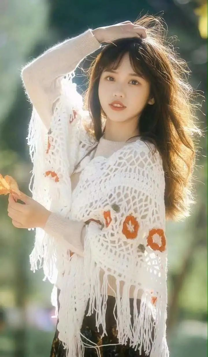 撩发是很能展现女性魅力的拍照姿势,不论是单手撩发还是双手撩发都很