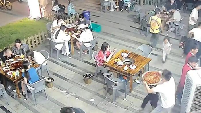 熊孩子冲撞火锅店员：公共场所这些“隐形地雷”，正瞄准你的孩子