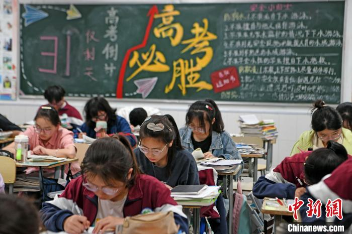 5月7日,安徽省淮南市一中高三学生在晚自习课堂上认真复习,备战高考.