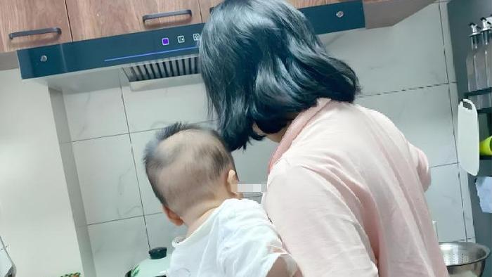 扎心！产后上班妈妈显年轻娃还听话，全职全心带娃妈妈显老被看轻
