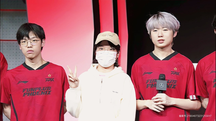 fpx粉丝赛后互动合照