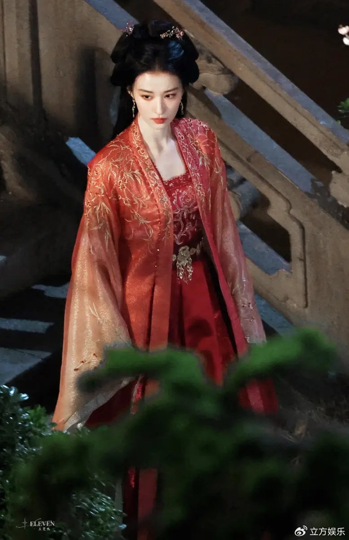 王楚然着红衣长衫肤如凝脂 眼眸微垂宛如画中人