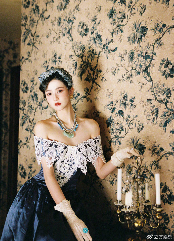 乔欣穿缎面礼服高贵典雅 复古盘发造型端庄大方|乔欣|缎面|礼服_新浪