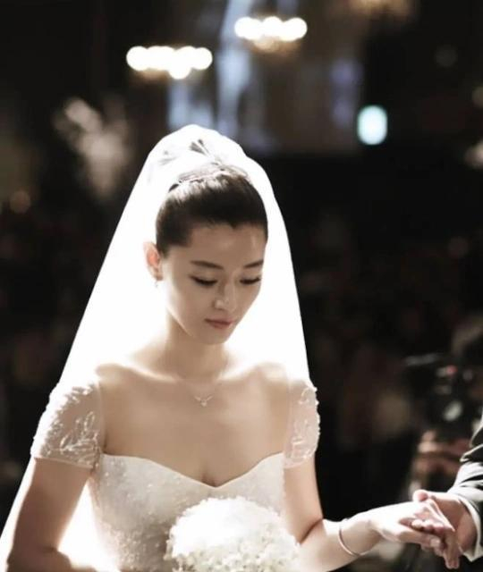 韩国知名女星,全智贤庆祝结婚12周年,晒出婚礼准备场景和画报