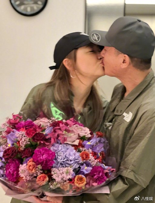 夫妻黏一起热聊,jasper被抛一旁自己拎行李超乖|陈小春|应采儿|jasper