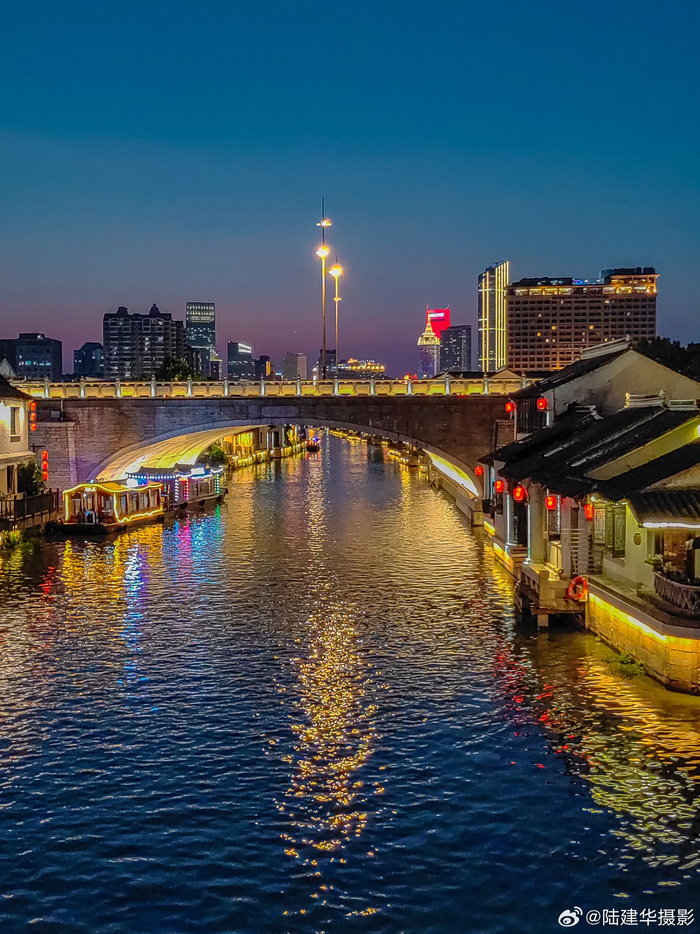 夏日夜色初降灯火璀璨的无锡古运河