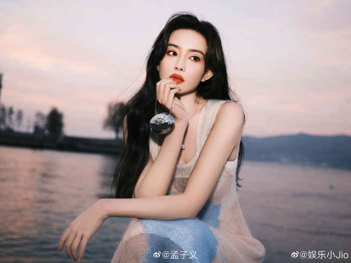 孟子义微博晒海边夜幕九宫格自拍
