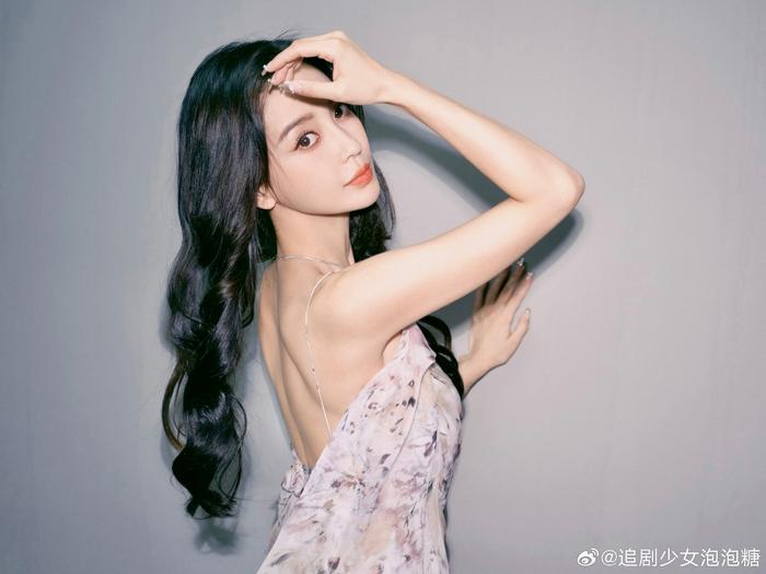 angelababy最新营业照送达,一袭印花拖地长裙尽显曼妙身姿