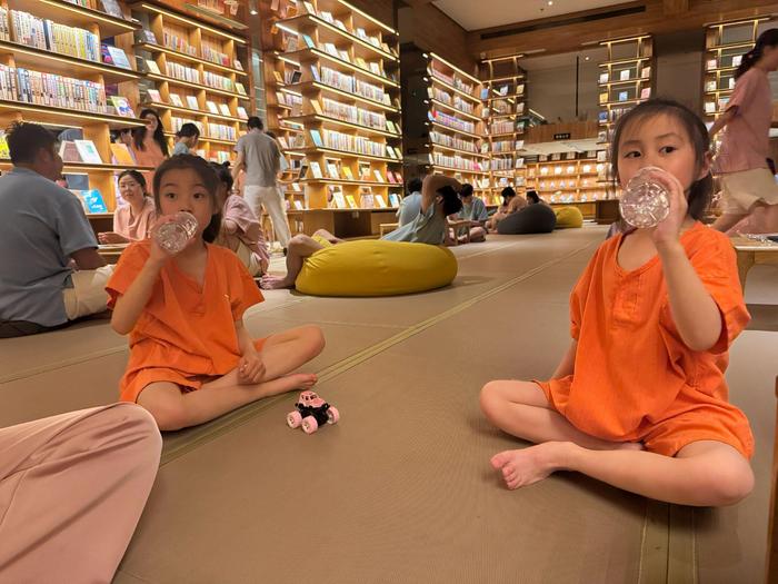 妞妞是很大方的宝宝， 而且是那种“大大方方不遮掩”的大方