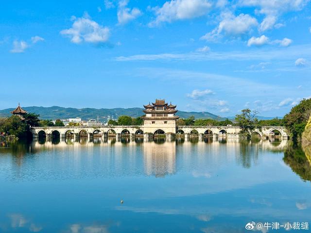 整个云南最漂亮的一座古桥，建水双龙桥，又被称为十七孔桥，现存为清代建筑