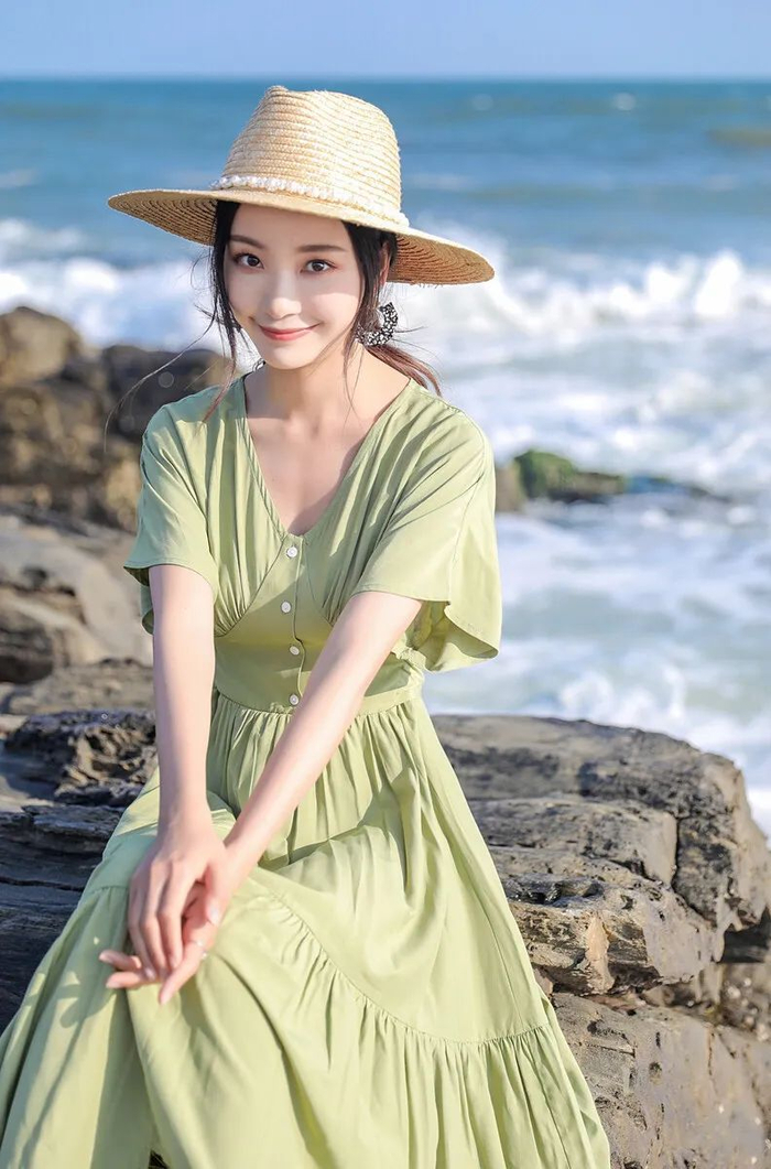 对着镜头笑:旅行的时候,如果大家不知道摆什么姿势的话,那就直接简单