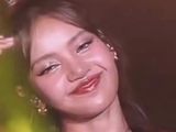 Lisa被曝谈恋爱，她主动挽手blue在伦敦逛街，粉丝说blue是男闺蜜