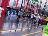 万州马拉松裁判拦截推搡冠军或遭重罚，张水华无奈表态：我也笑了