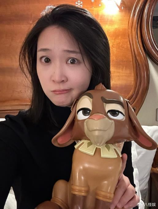 惠若琪一家游玩,买60元一根冰淇淋摆拍,学霸老公拎包抱娃超贴心