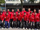 国乒出征世乒赛曝光！女乒合影孙颖莎C位，王楚钦戴黑框眼镜很酷