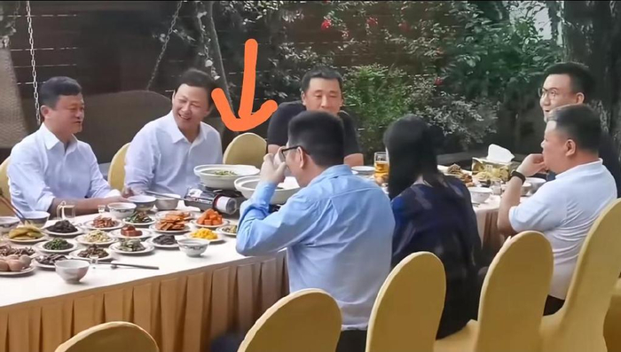 曝马云办家宴邀请汪涵,两人并肩而坐谈笑风生,汪涵好人脉引热议