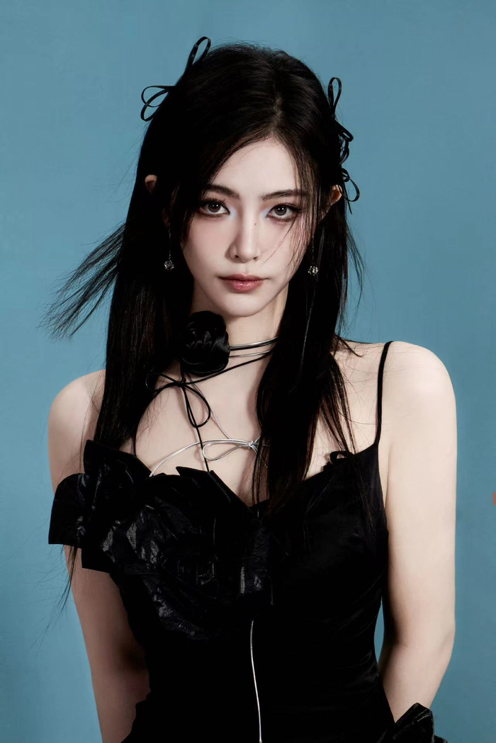 许佳琪续假期一组大片送上黑色吊带裙蝴蝶结发饰好酷喔