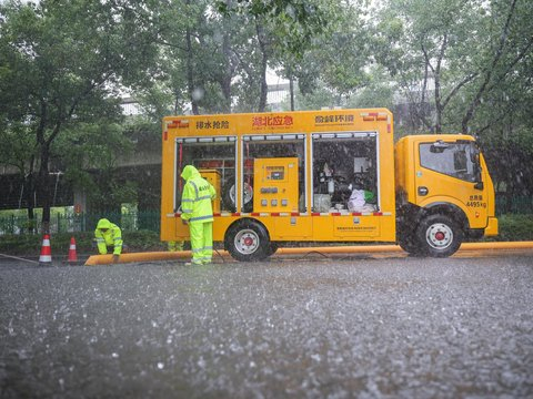 风雨坚守 防汛防台一线筑牢安全堤坝