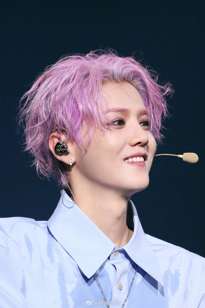 鹿晗@m鹿m 佩戴maisonalt forest alt 系列 woody circle