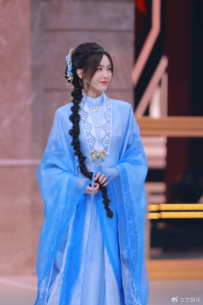 唐嫣一袭青衣古装渲染古典之雅 宛若画中美人|青衣|唐嫣|古装_新浪